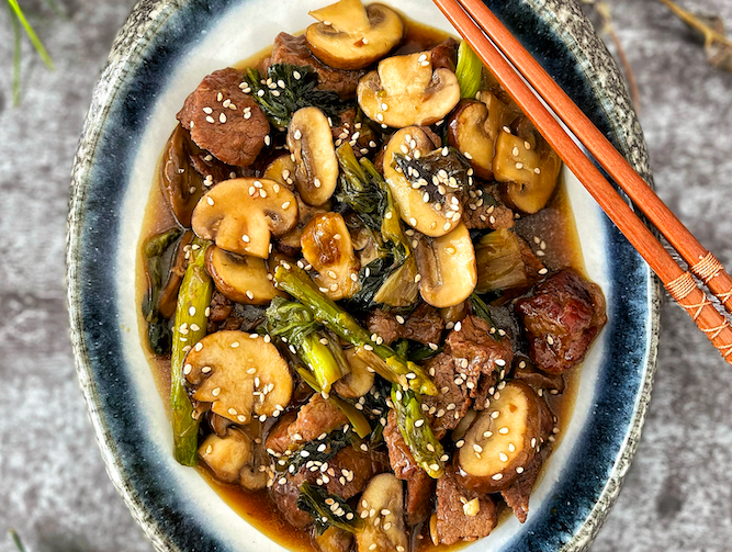 TERNERA PAK CHOI CON CHAMPIÑONES