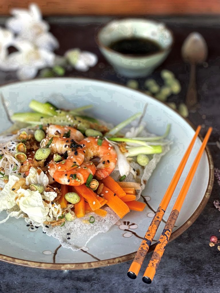 ENSALADA DE LANGOSTINOS Y OBLEA FRITA DE ARROZ