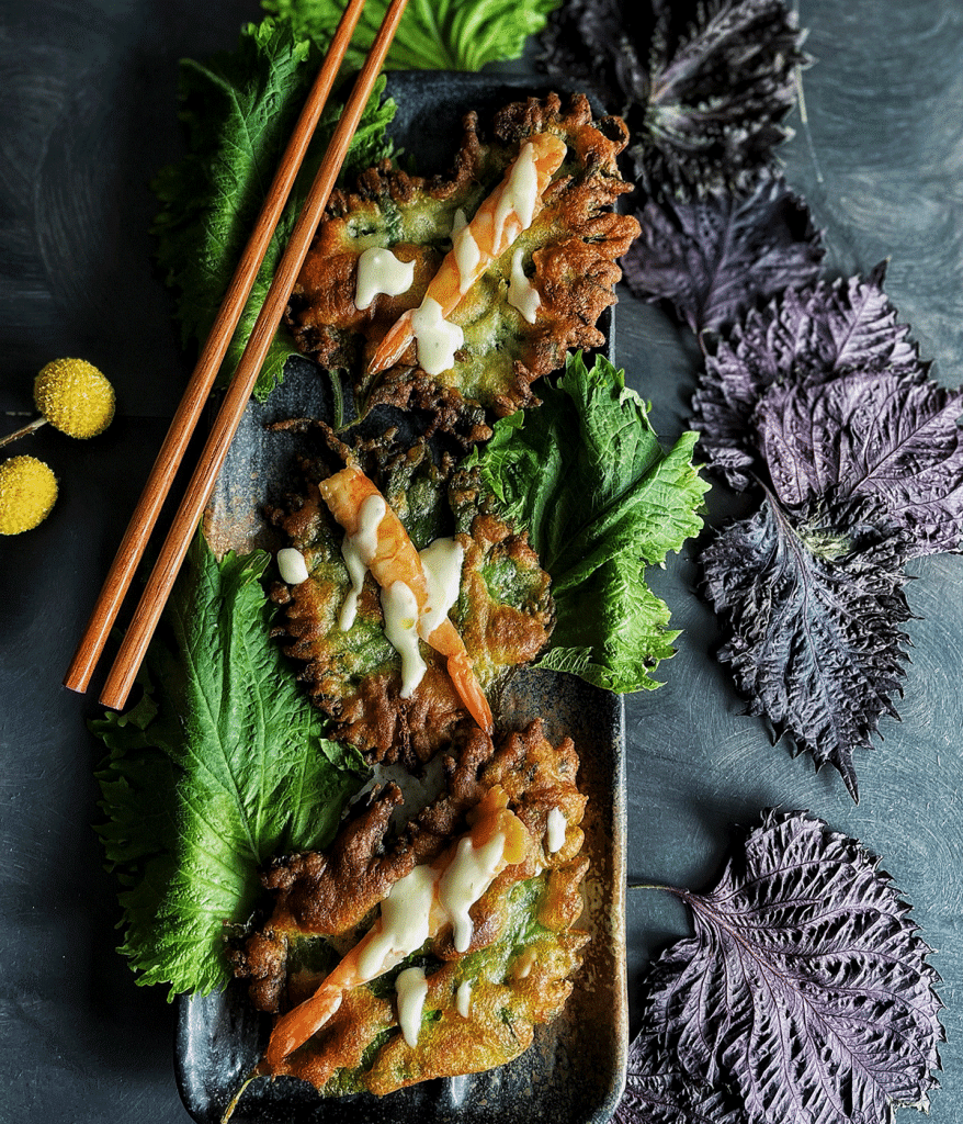 SHISO EN TEMPURA CON GAMBAS Y MAYONESA JAPONESA