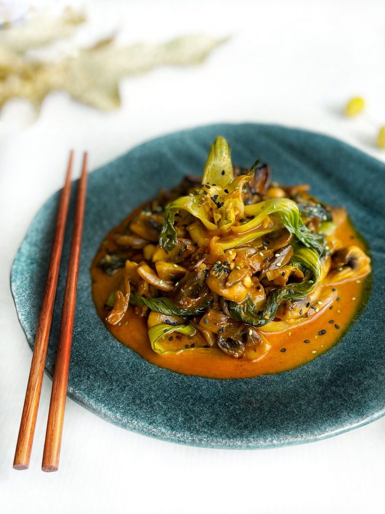 PAK CHOI CON CHAMPIÑONES Y CACAHUETES