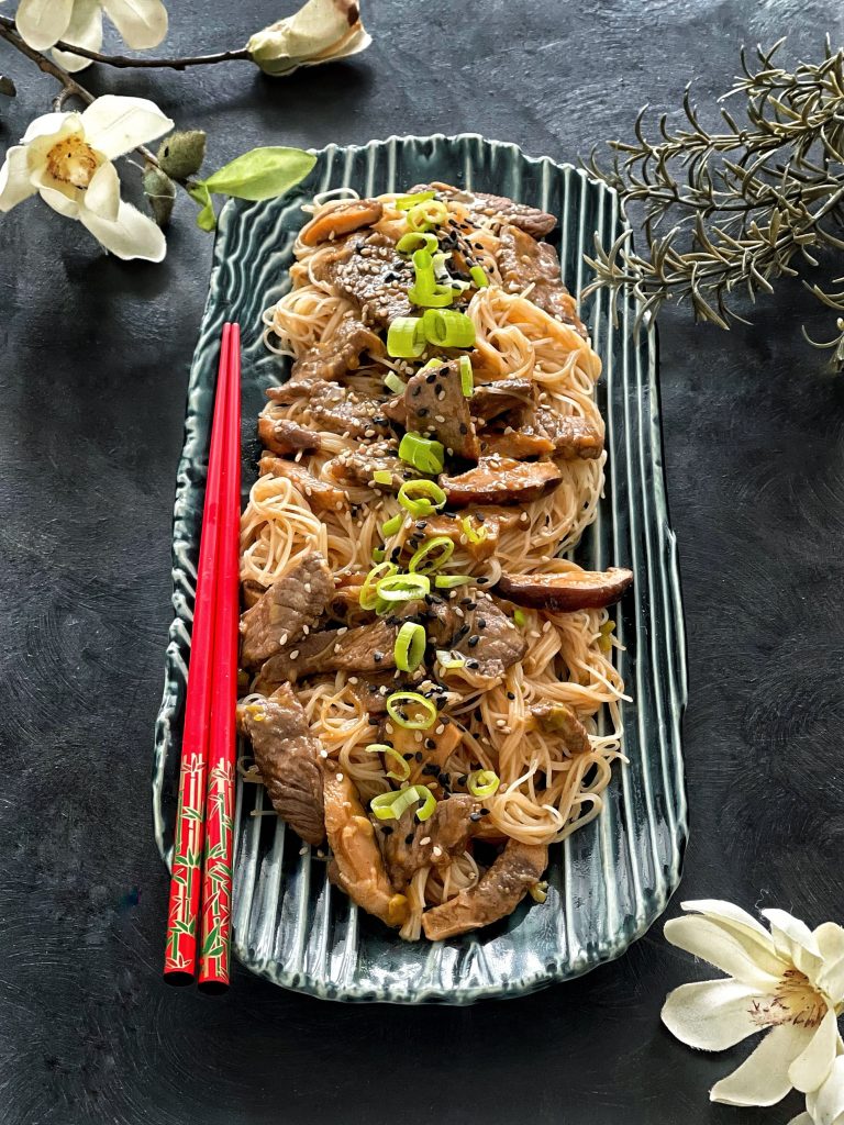 FIDEOS DE ARROZ CHINO CON TERNERA Y SETAS SHITAKE