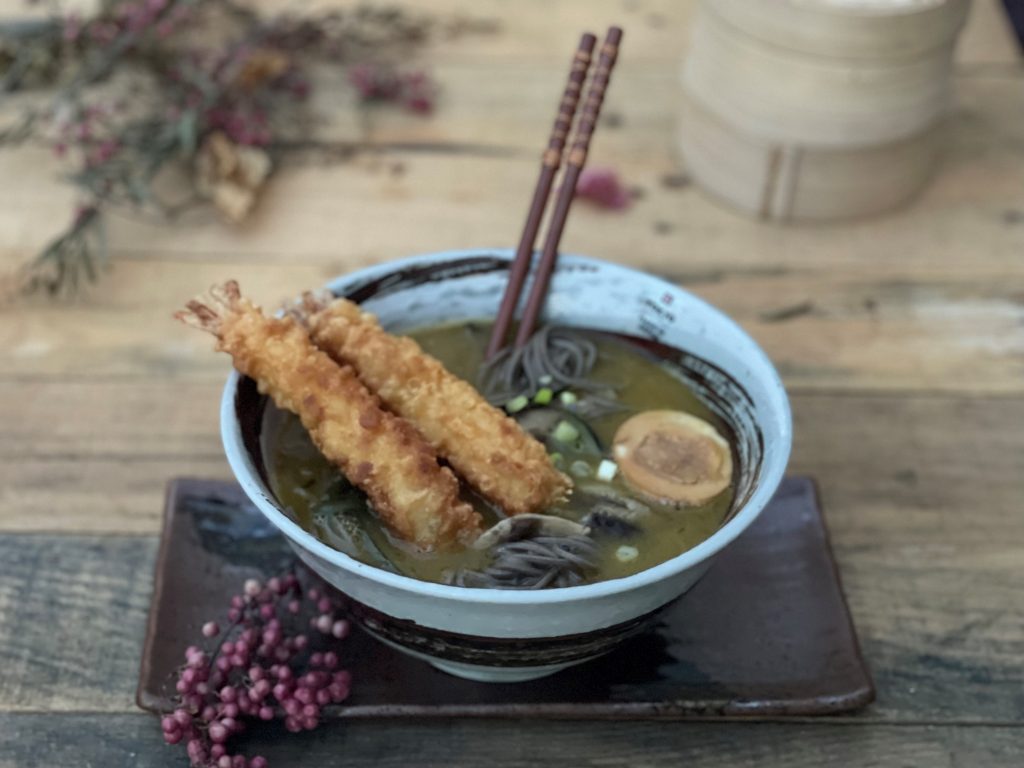 RAMEN CON LANGOSTINOS, CURRY VERDE Y NOODELS DE TRIGO SARRACENO