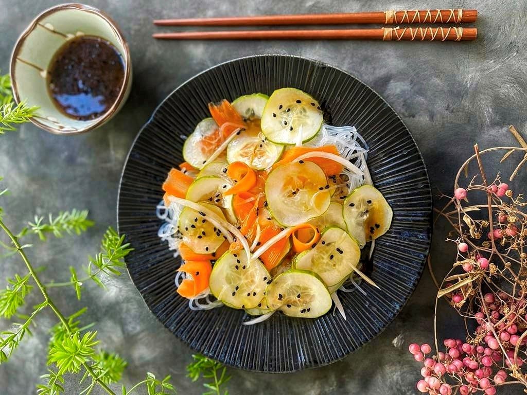 ENSALADA VIETNAMITA VEGANA CON SALSA NUOC CHAM