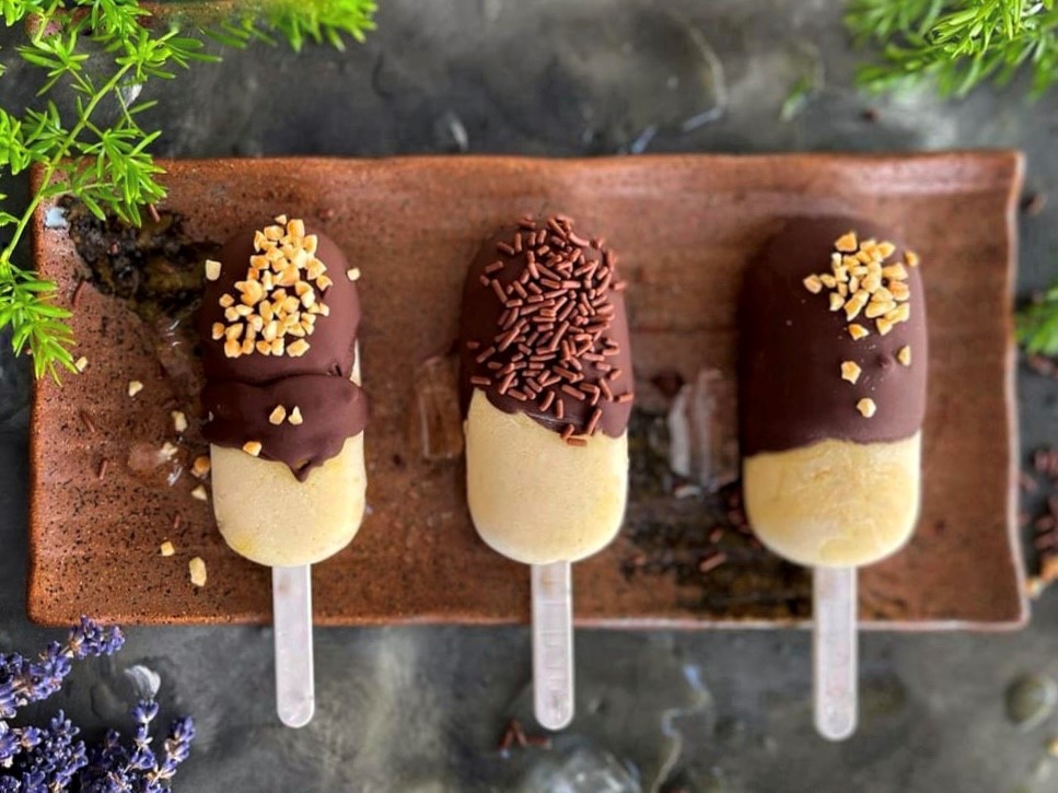 HELADOS DE MANGO CON COBERTURA DE CHOCOLATE