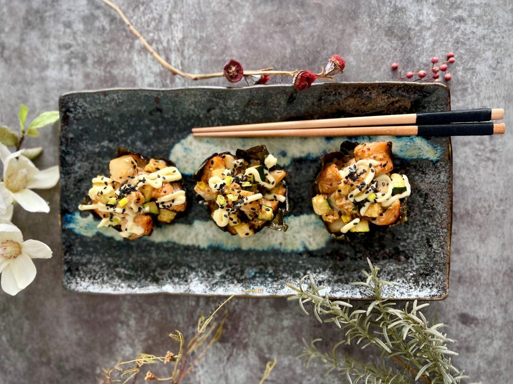 TARTALETAS DE ALGA NORI CON VIEIRAS, SALMON Y CALABACÍN