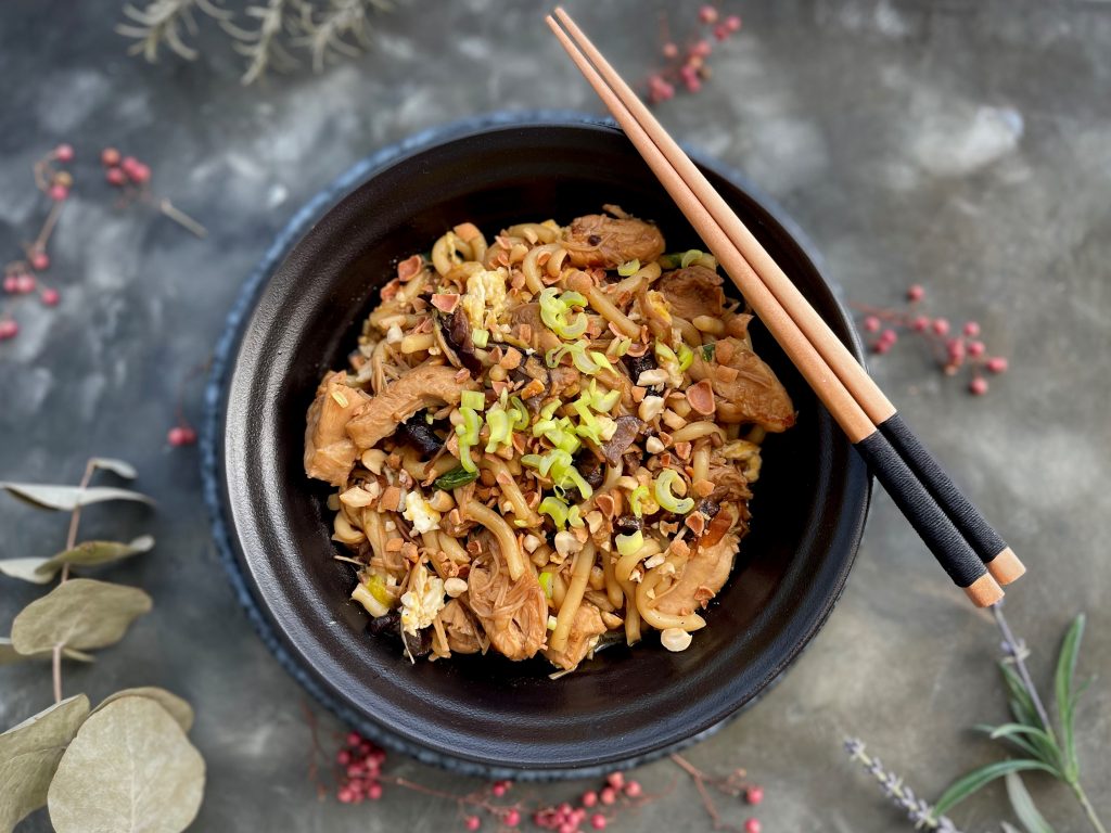 NOODLES FRESCOS CON SETAS ENOKI Y POLLO