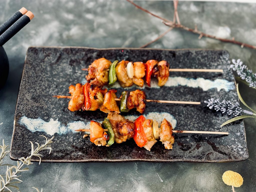 BROCHETAS DE POLLO TERIYAKI Y VERDURAS