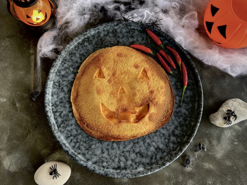 QUESADILLAS DE HALLOWEEN CON POLLO Y CHIPOTLE