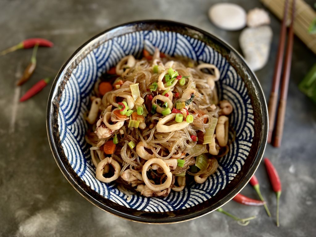 NOODLES CRISTAL DE BONIATO CON CALAMARES Y SALSA YAKISOBA