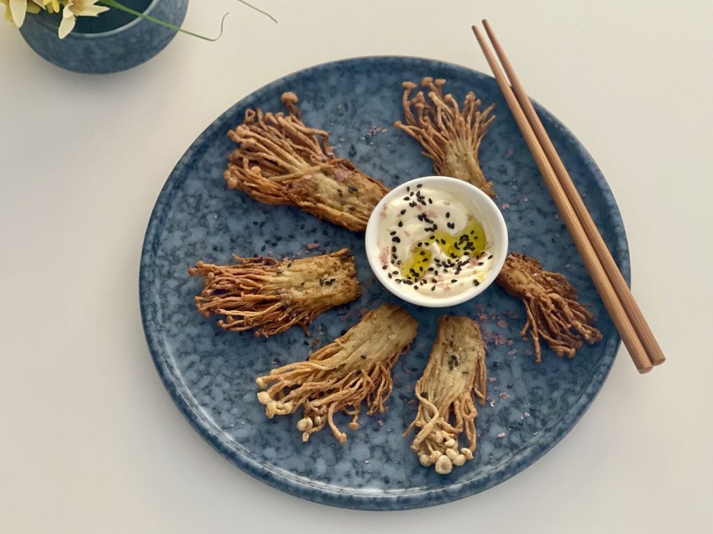 SETAS ENOKI CRUJIENTES CON MAYONESA JAPONESA