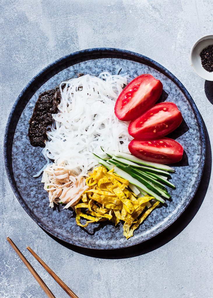 Receta de ensalada de fideos shirataki con aliño de sésamo negro dulce