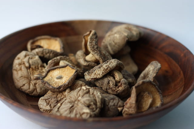 Champignons shiitake : ce qu'ils sont, propriétés et recettes