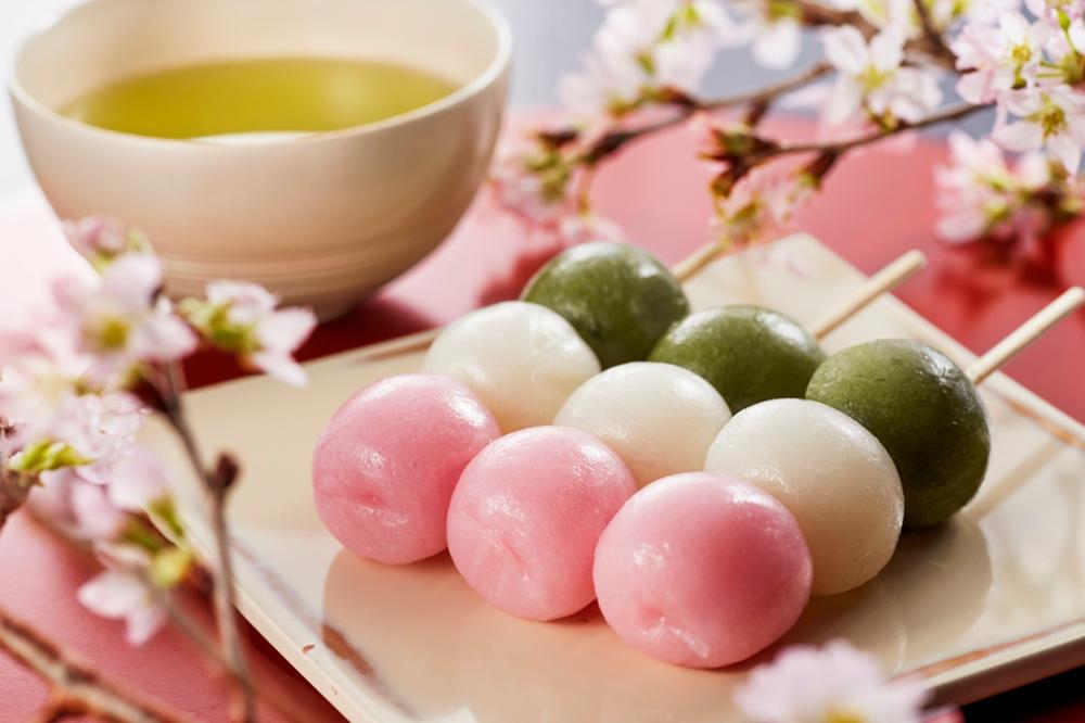 Japanese dango: What is it and how to eat it?