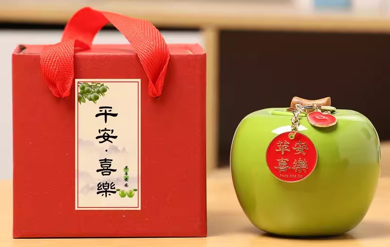 manzanas de la paz, o 平安果 (Píng'ān Guǒ)